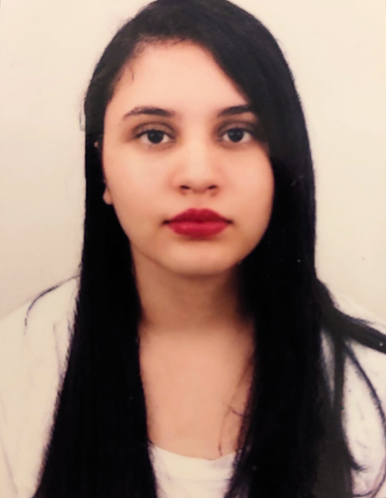 Foto de Erika Toledo Silva uma menina branca de cabelos castanhos escuros