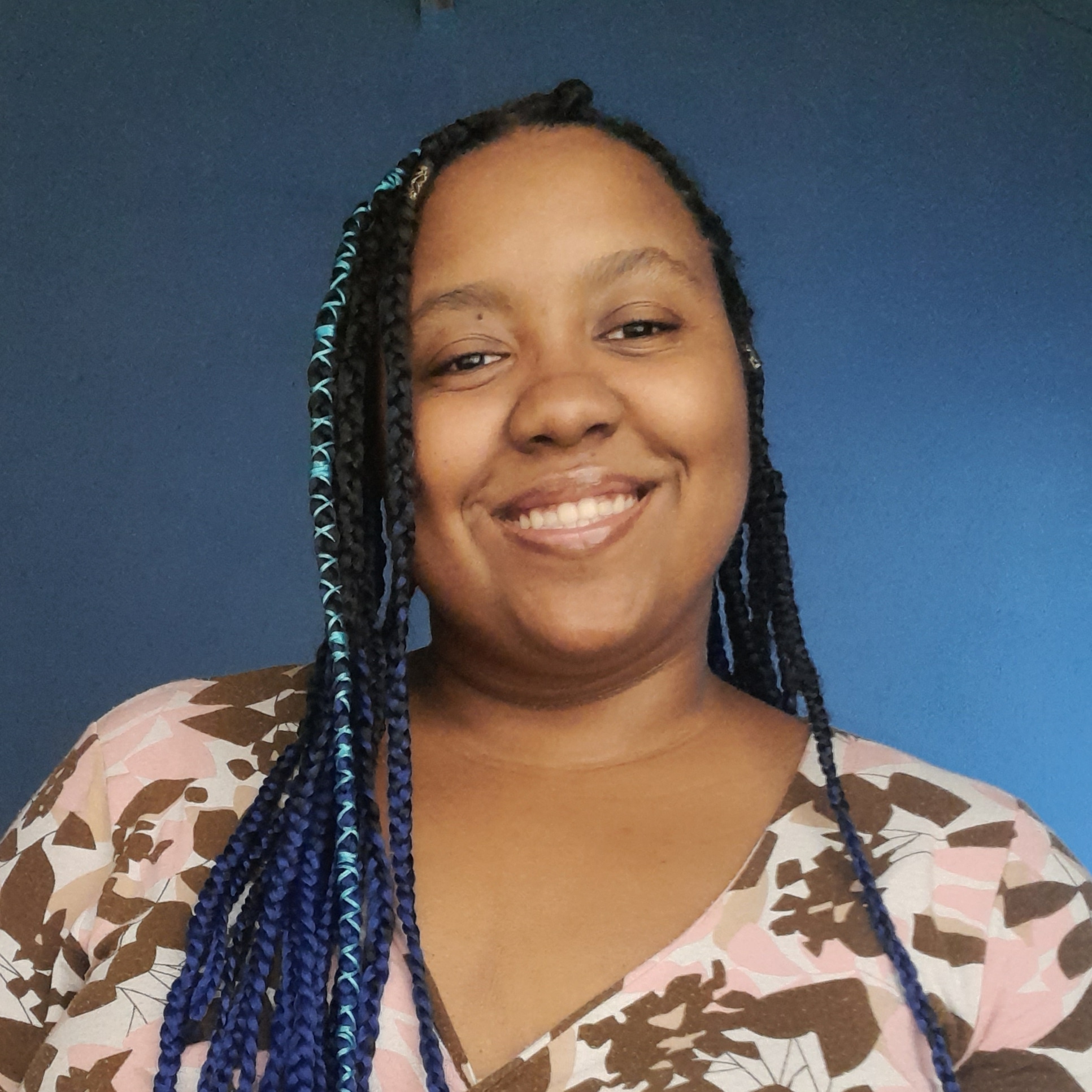 Foto de Giovanna de Oliveira Justino uma menina negra com cabelos castanhos escuros, esta sorrindo para a foto