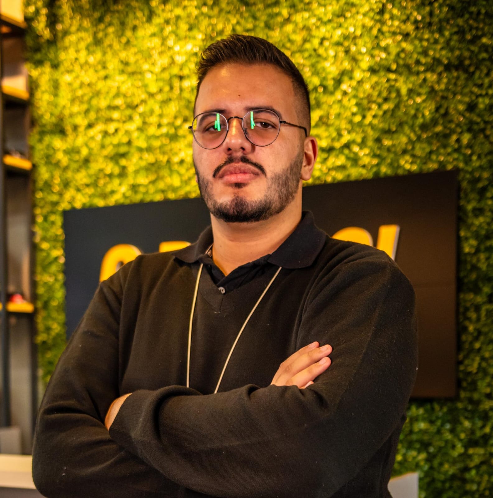Foto de João Pedro dos Santos Guerino um menino branco de oculos redondo cabelos castanhos, esta com uma pose cruzando os braços