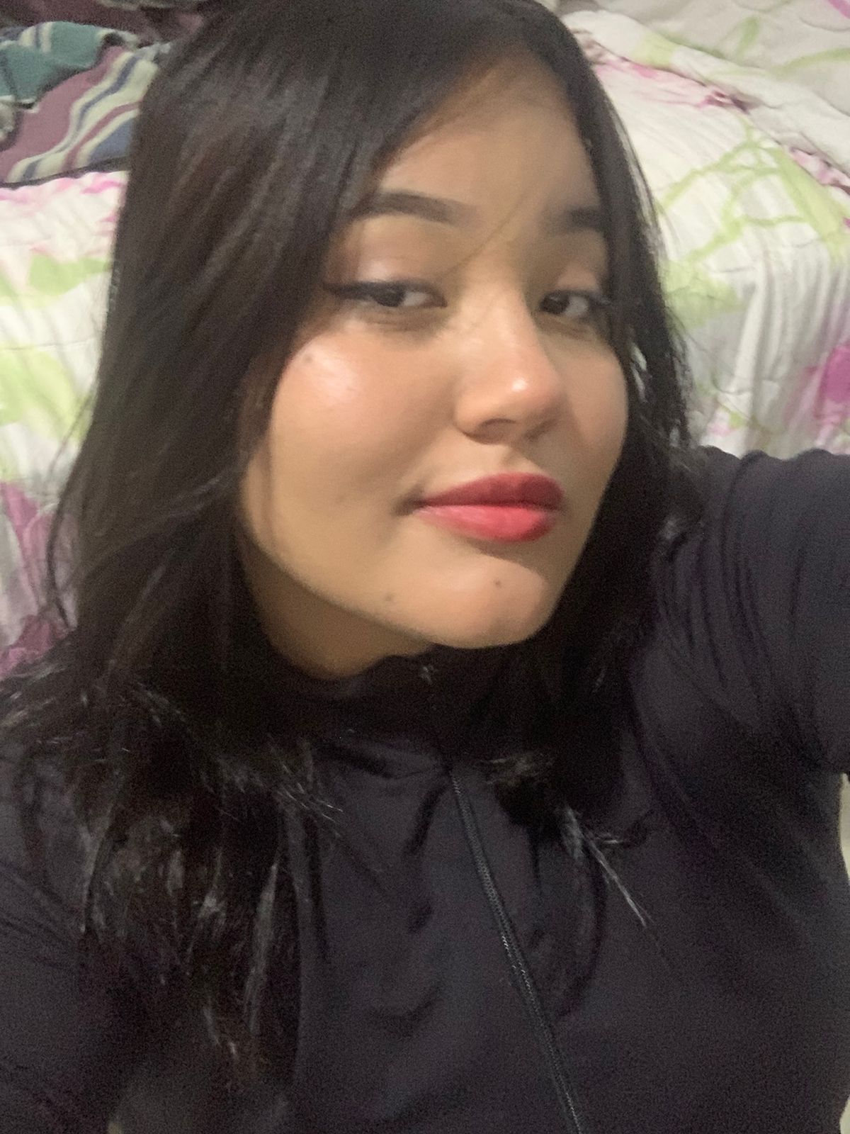 Foto de Karen Evelin Silverio de Almeida uma menina branca de cabelos escuros esta sorrindo