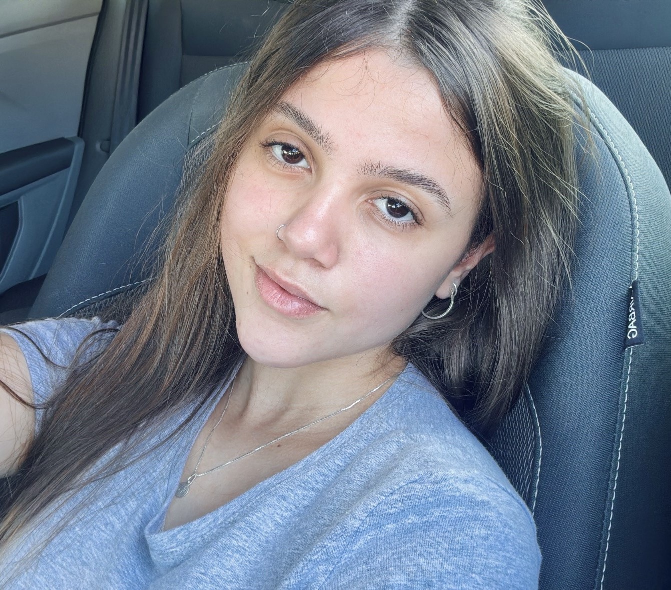 Foto de Paola Pires uma menina branca de cabelos castanhos